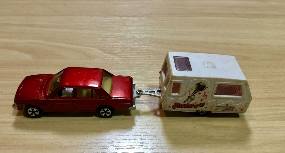 Miniaturas antigas Majorette Peugeot 604 e caravana St. tropez