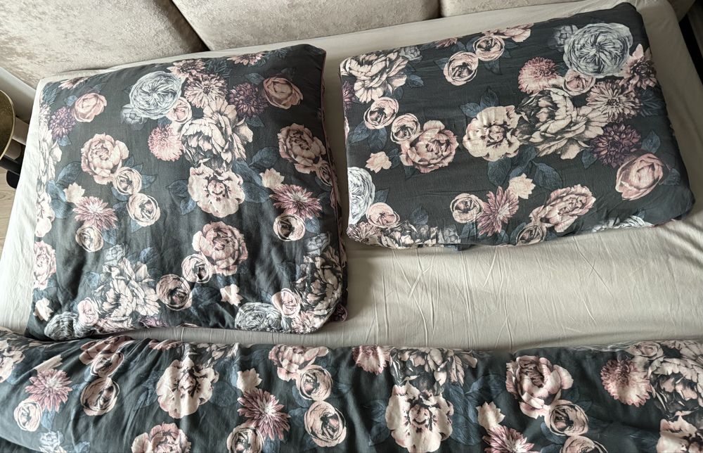 Pościel Home & You ciemna w kwiaty 160 cm