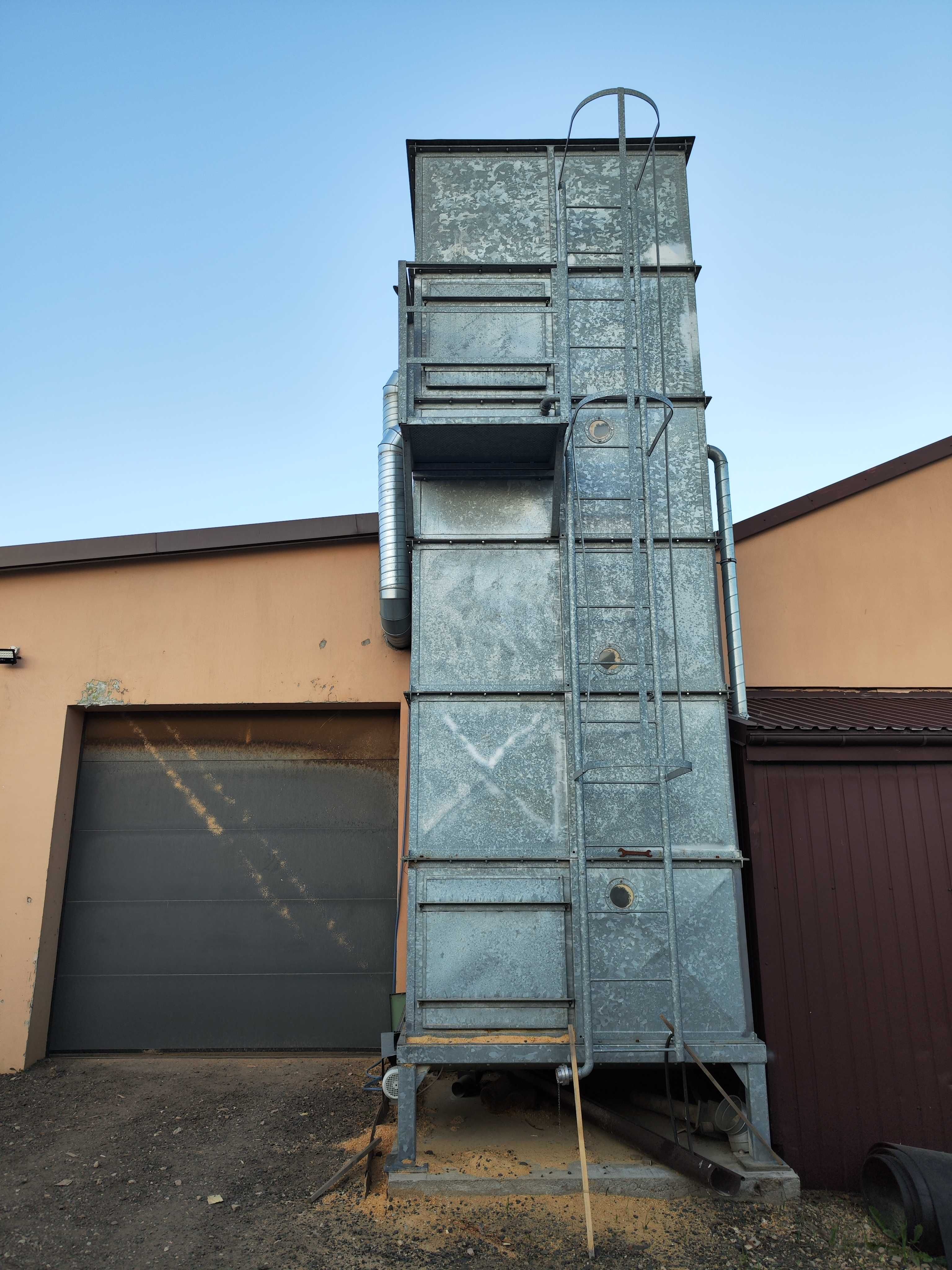 Silos na trociny z instalacją odciągową + brykieciarka