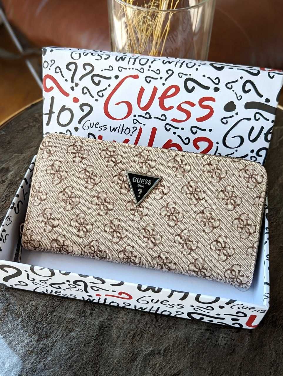 Гаманець Guess великий в сріблі.