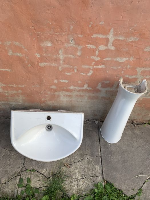 Два раковини Jika та один пʼєдестал