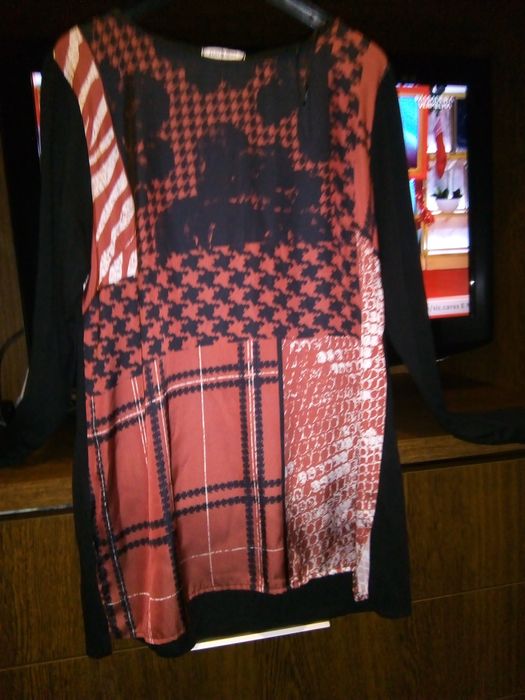 Vendo túnica com desenhos na frente costas e mangas em preto