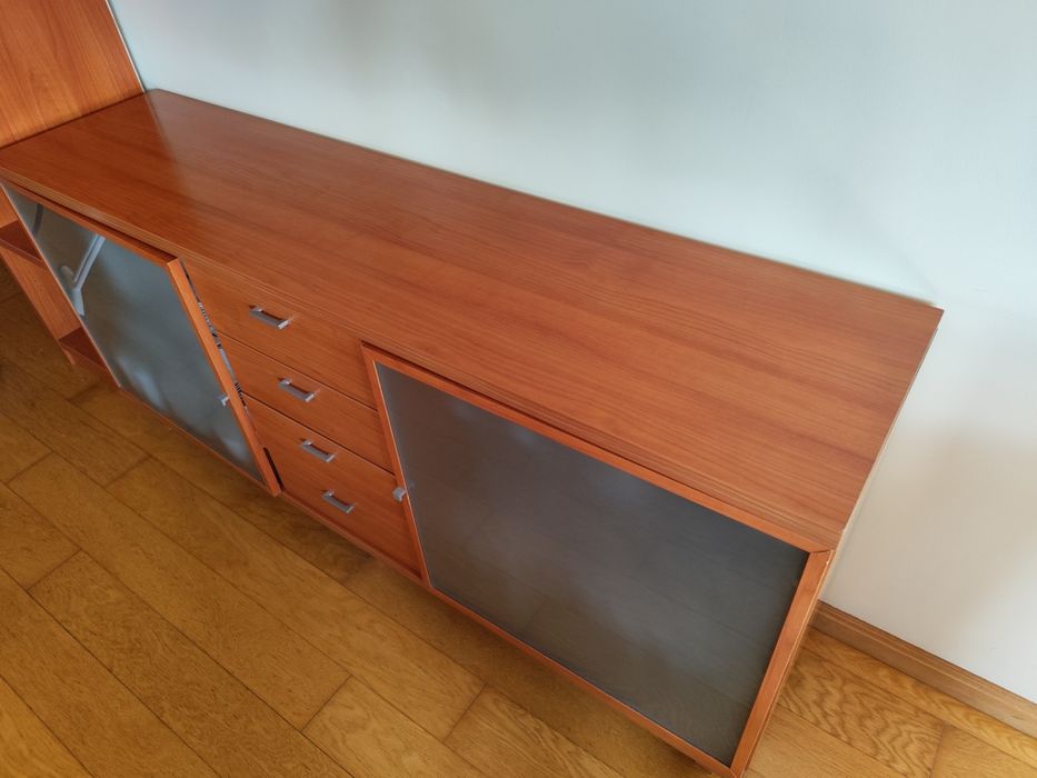 Aparador em madeira e vidro