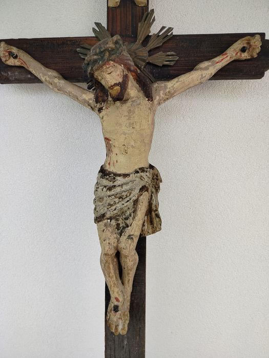 Stary wielki drewniany krucyfiks krzyż z drewniana figura Jezusa
