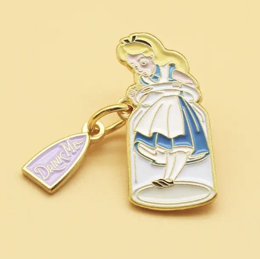 Pin znaczek przypinka Alicja w krainie czarów