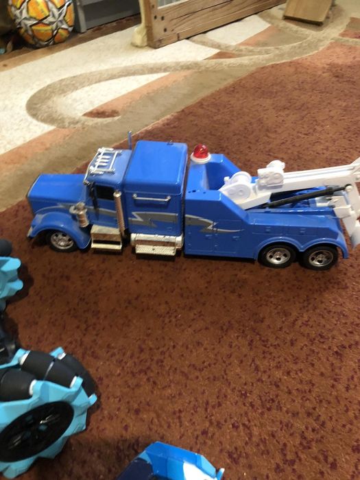 Машинки  достаточно большие. За две 550 гр.