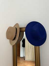 Два капелюхи шляпи тримають форму
