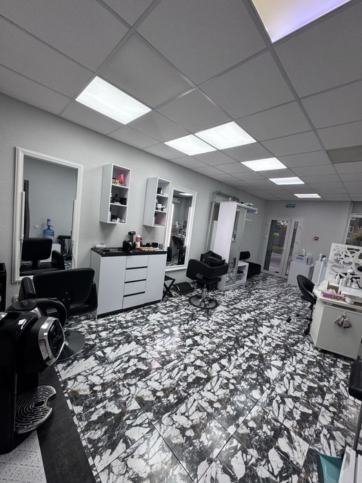 Здам місце для майстра манікюру і перукаря