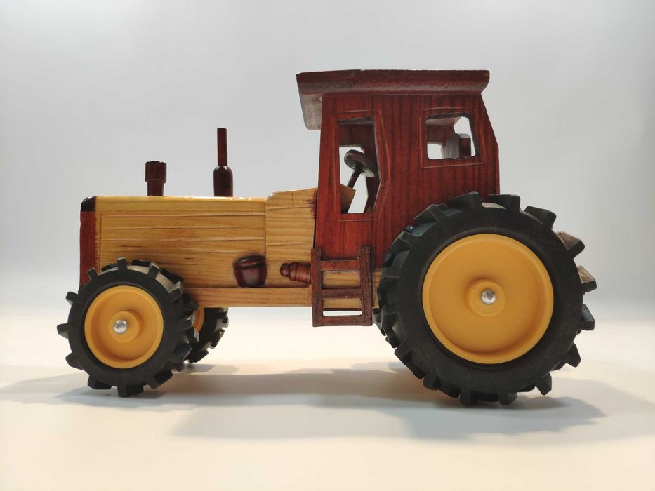 Drewniany model w celofanie - traktor. Traktorek A. Idealny na prezent