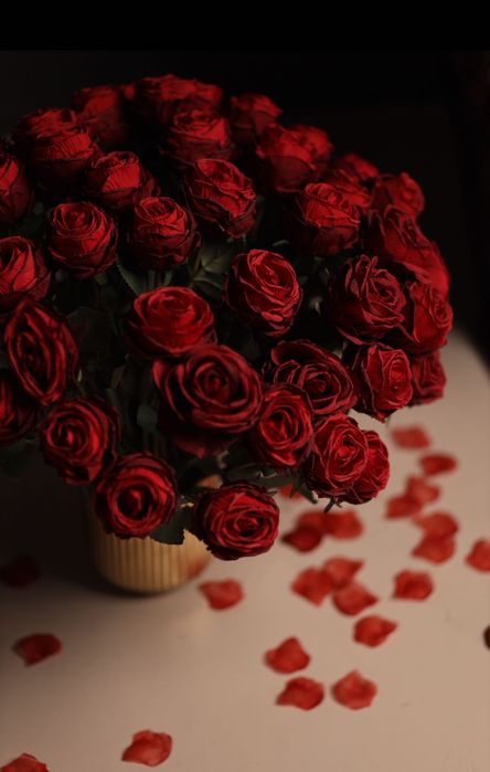 Bukiet czerwonych róż prezentuje się bardzo naturalnie