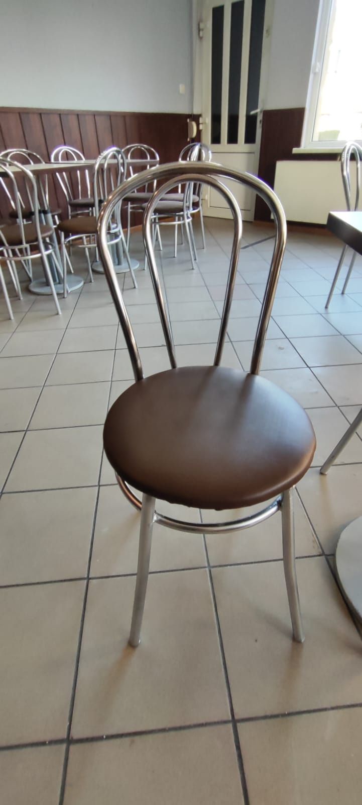 Krzesła brązowe i kremowe
