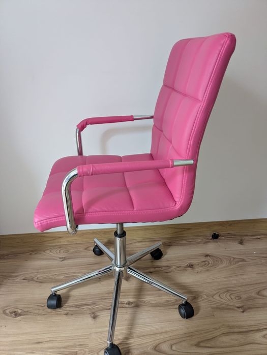 Krzesło obrotowe na kółkach