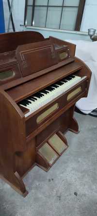 Piano antigo . .