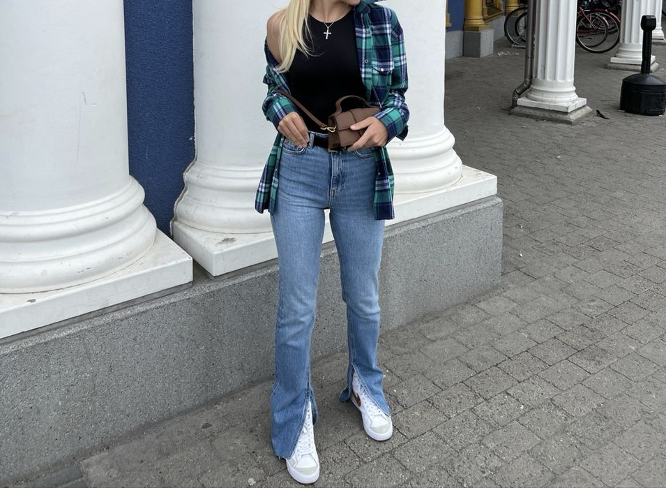 Джинси кльош до низу з надрізом