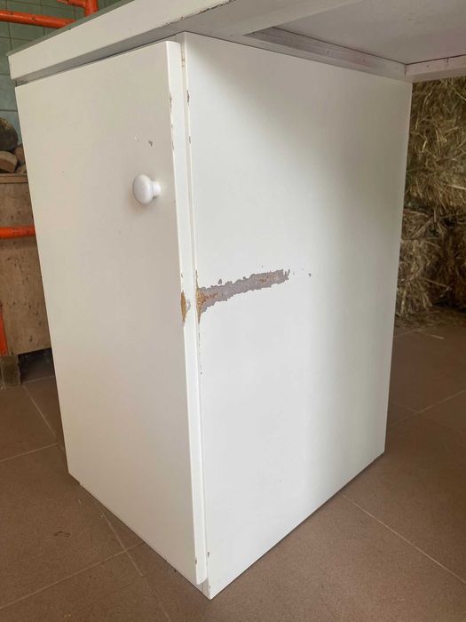 Secretária lacada em madeira, a precisar de restauro