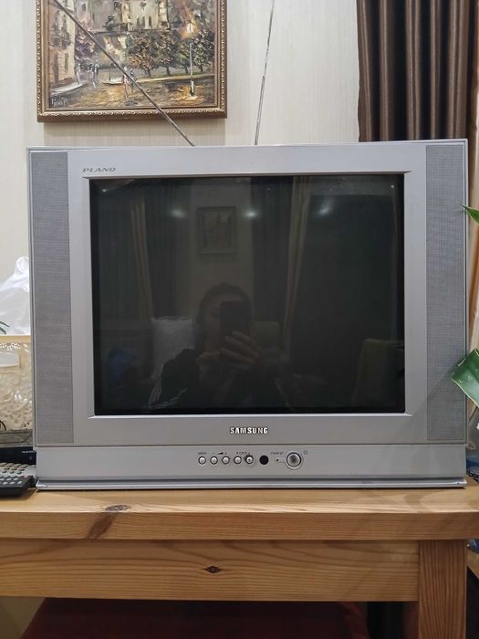 Телевізор Samsung Plano з приставкою Т2 та пультами