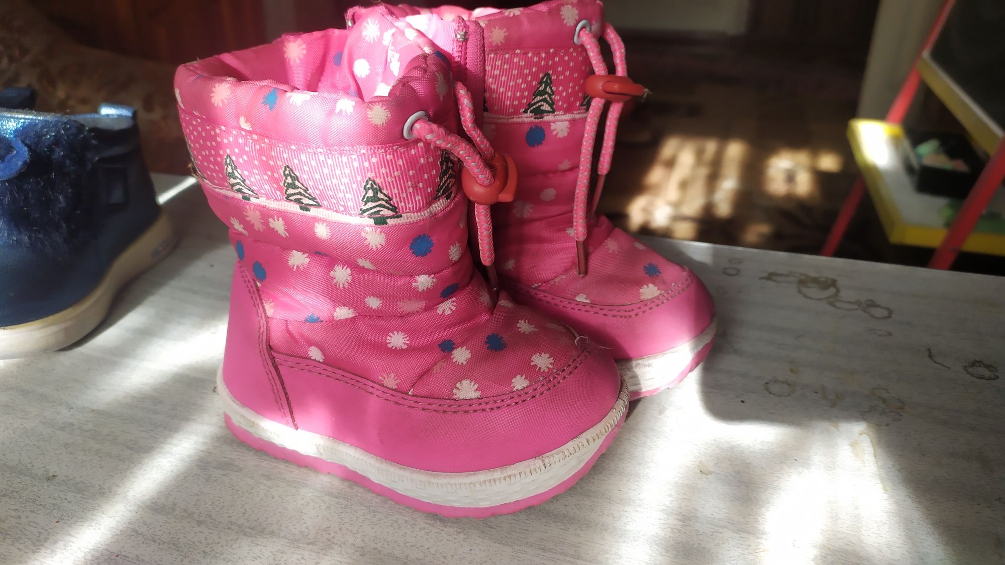 Дитяче взуття різне чобітки кросівки тапочки