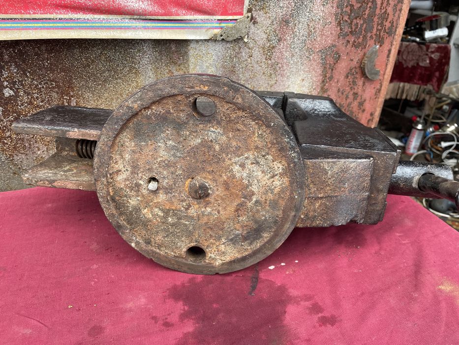 Тиски слесарные советские большие