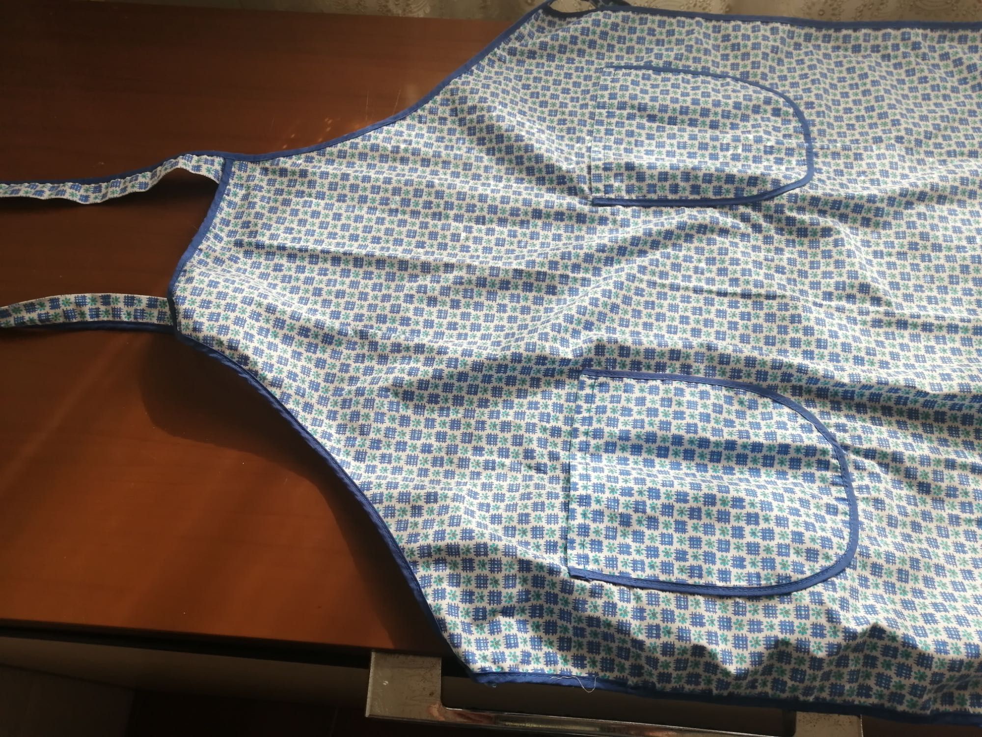 conjunto de várias batas de trabalho