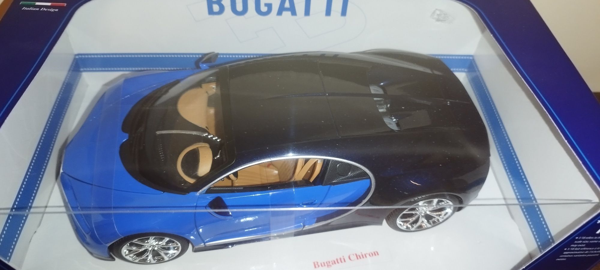 Bburago Bugatti Chiron Met Deep Blue/Light Blue, w skali 1:18. Burago