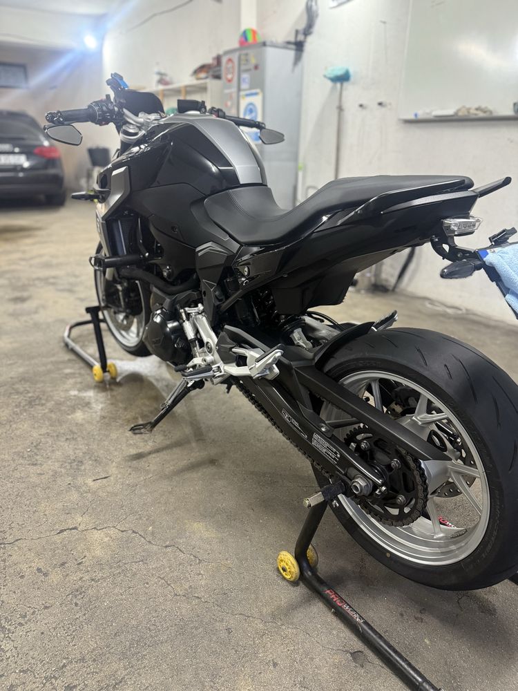 BMW F900R 2021, usada como nova