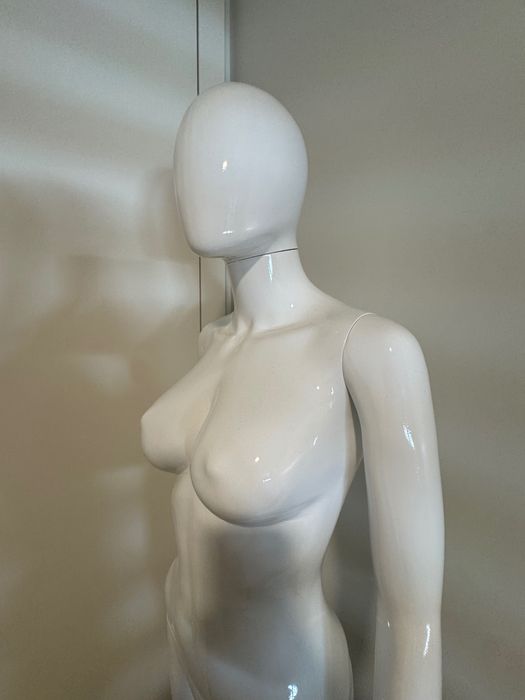 Manequim feminino para lojas