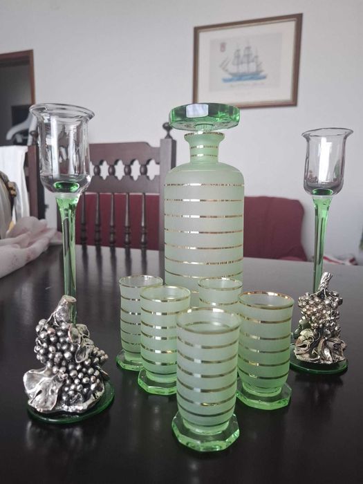 Garrafa, copos e castiçais de cristal (antigos)