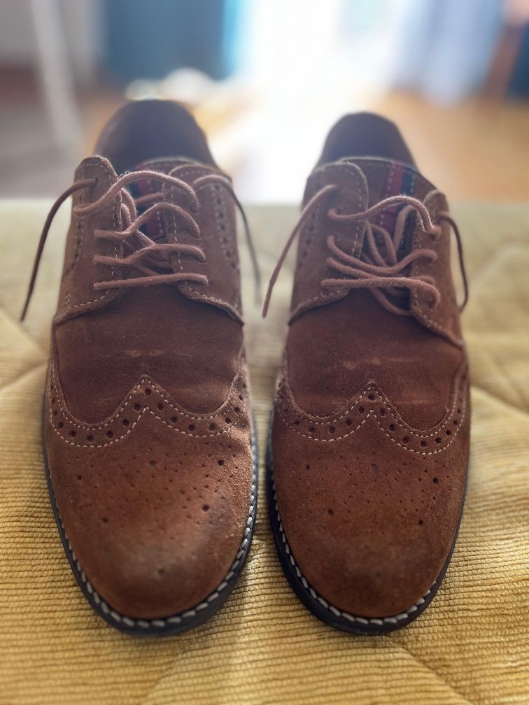 Sapatos de homem em camurça, tamanho 41 em bom estado