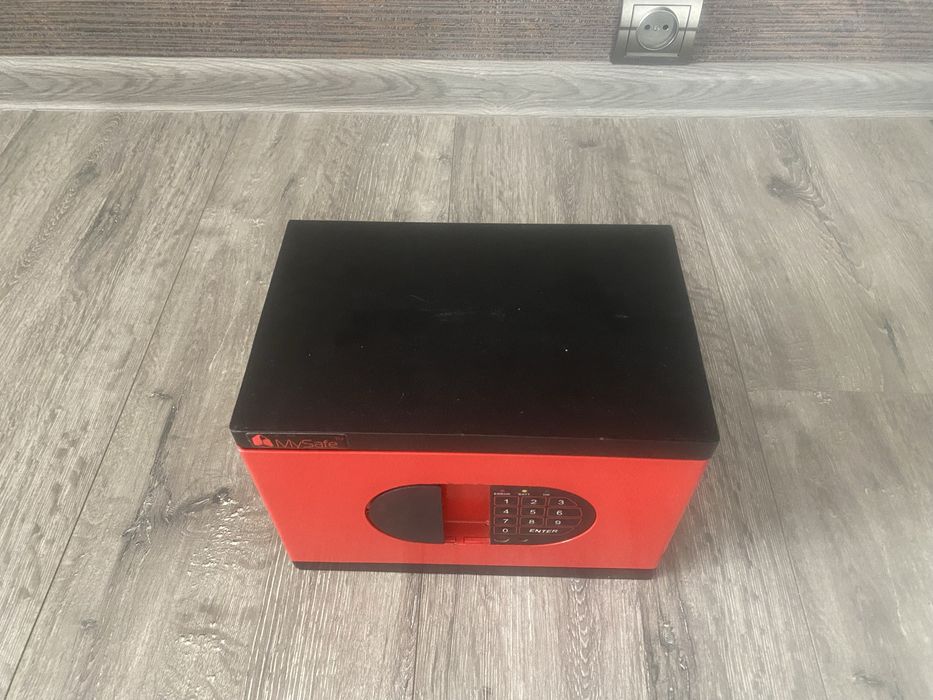 Продам Сейф Griffon MS.17.E RED