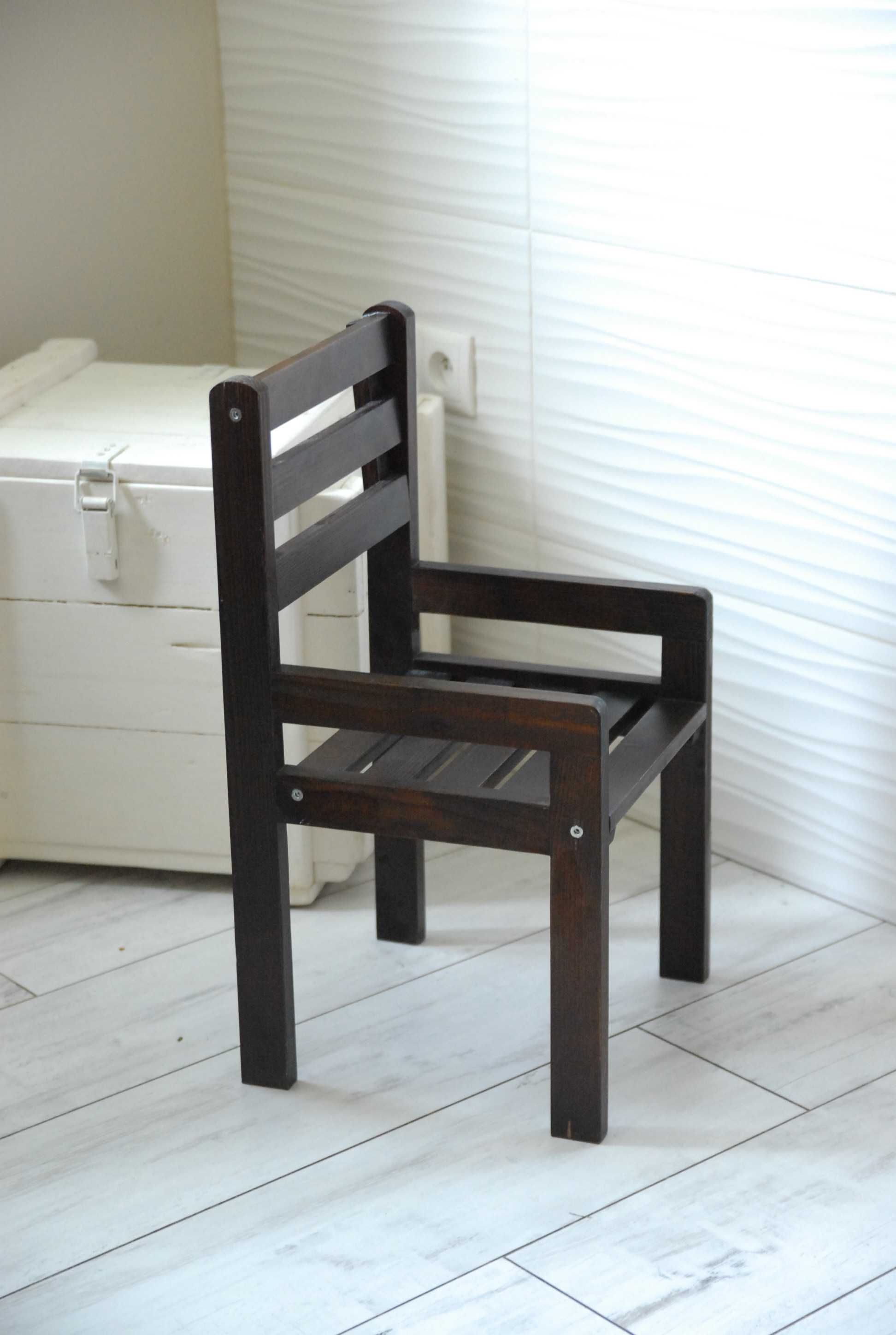 Drewniane krzesełko dziecięce