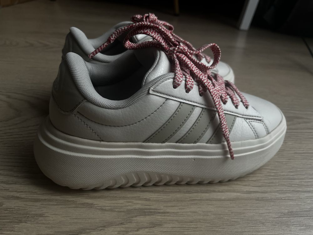 Жіночі кросівки adidas