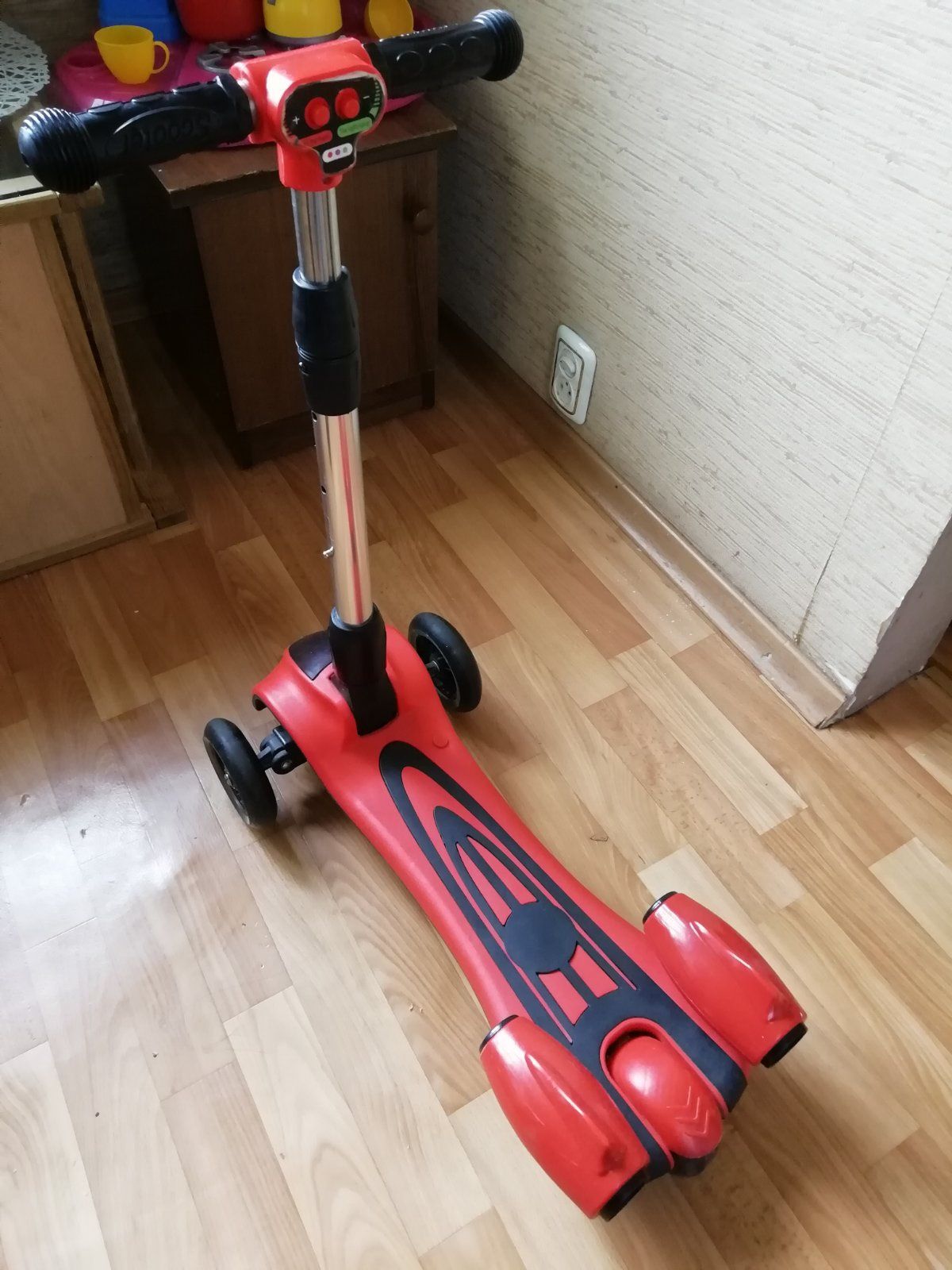 Дитячий самокат Scooter з Музикою, Підсвічуванням та bluetooth
Подробн