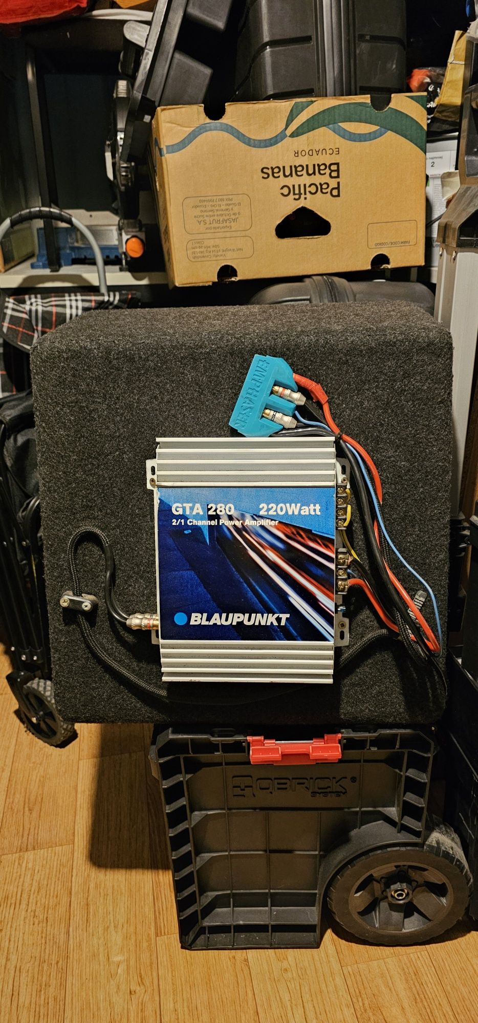 Głośnik subwoofer bas samochodowy ze wzmacniaczem.