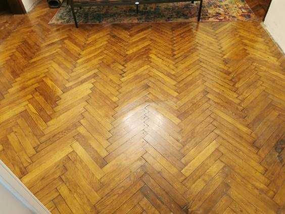 Stary parkiet z duszą historii – ok. 50 m² – tylko 1000 zł!