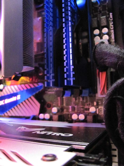 AMD 8 ядер 4.2 ГГц, 16 ГБ RAM, 8 ГБ графіка, SSD+HDD 1 ТБ, 1000W 80+