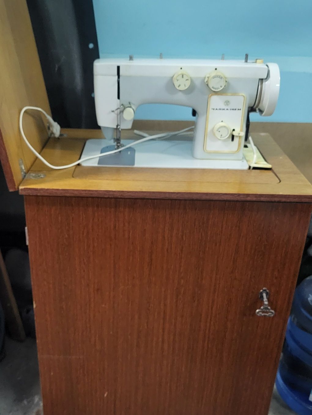 Продам Швейную машинку" Чайка"- 124м с тумбочкой