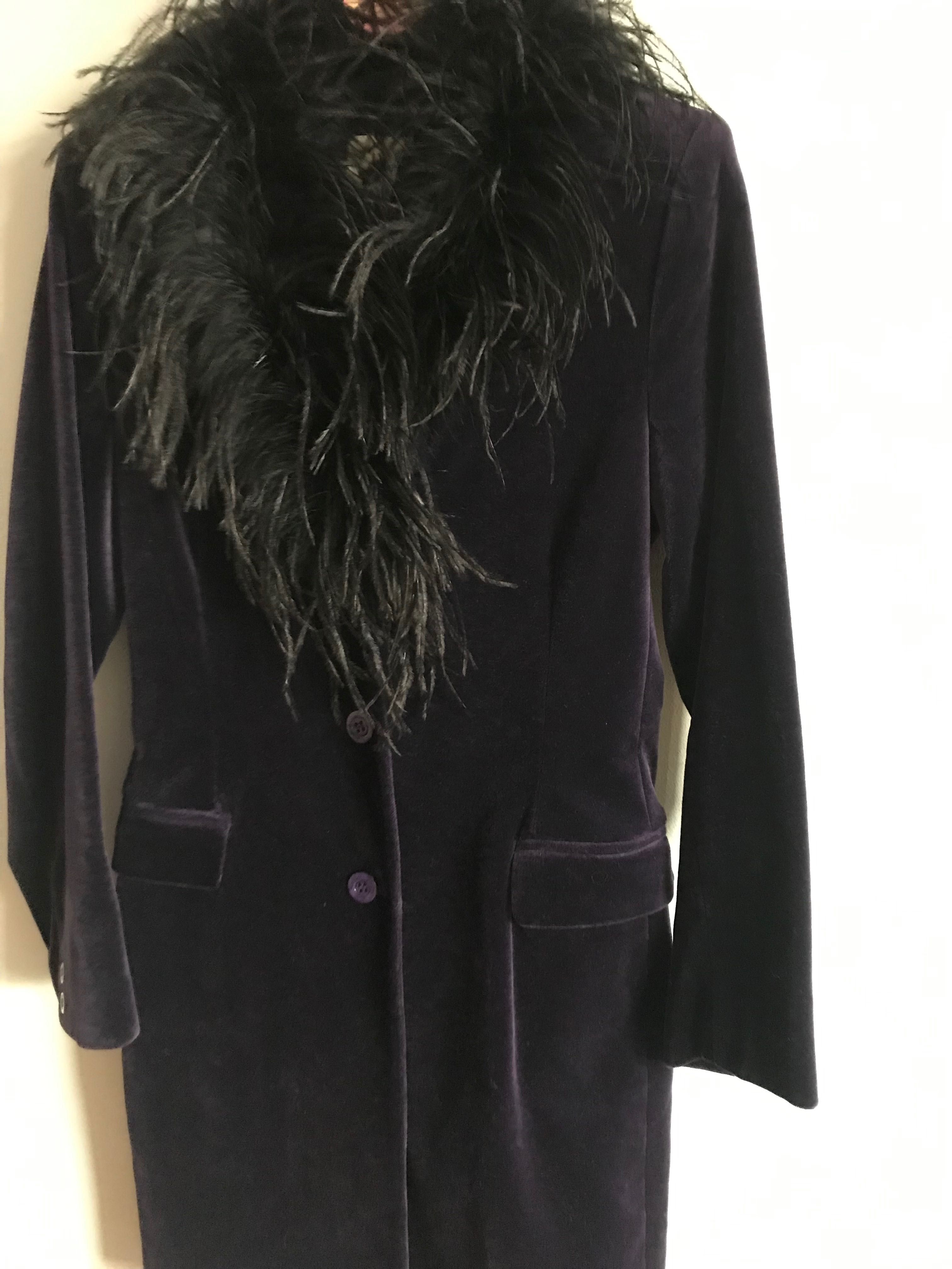 Fioletowy aksamitny płaszcz S z piórami strusia styl lat 70 tych