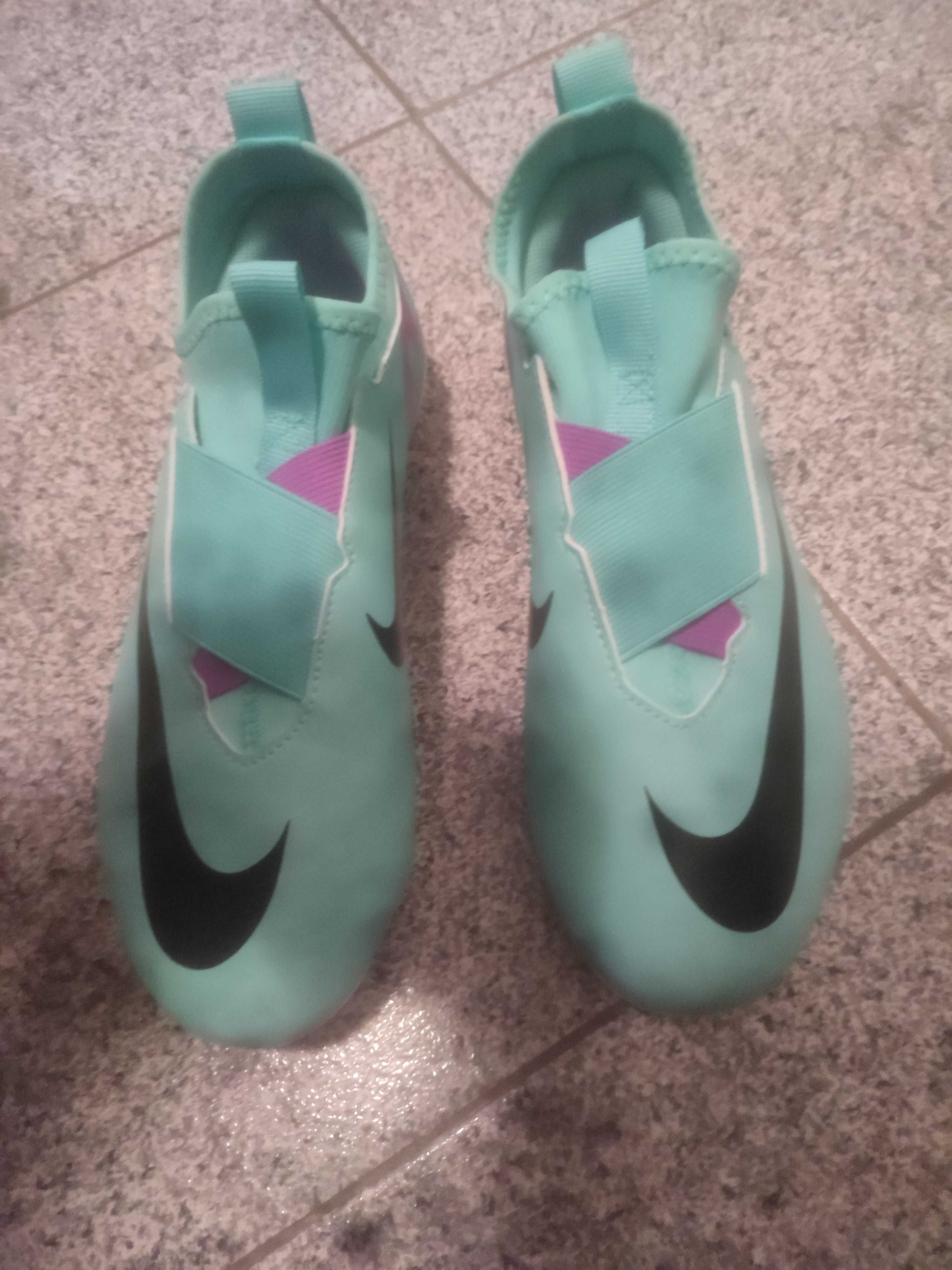 Vendo botas de futebol