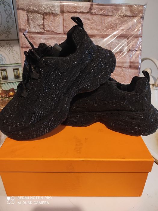 Продам женские брендовые кроссовки.