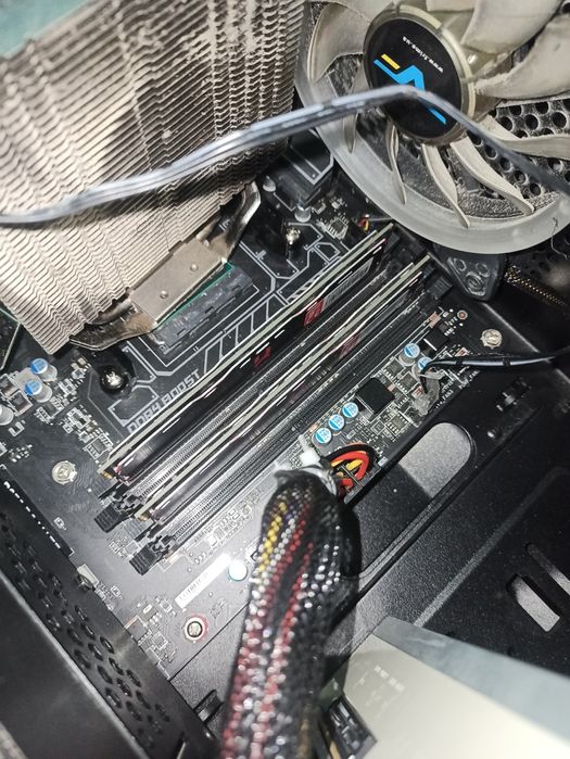 2 Планки Оперативна память 8 ГБ DDR4