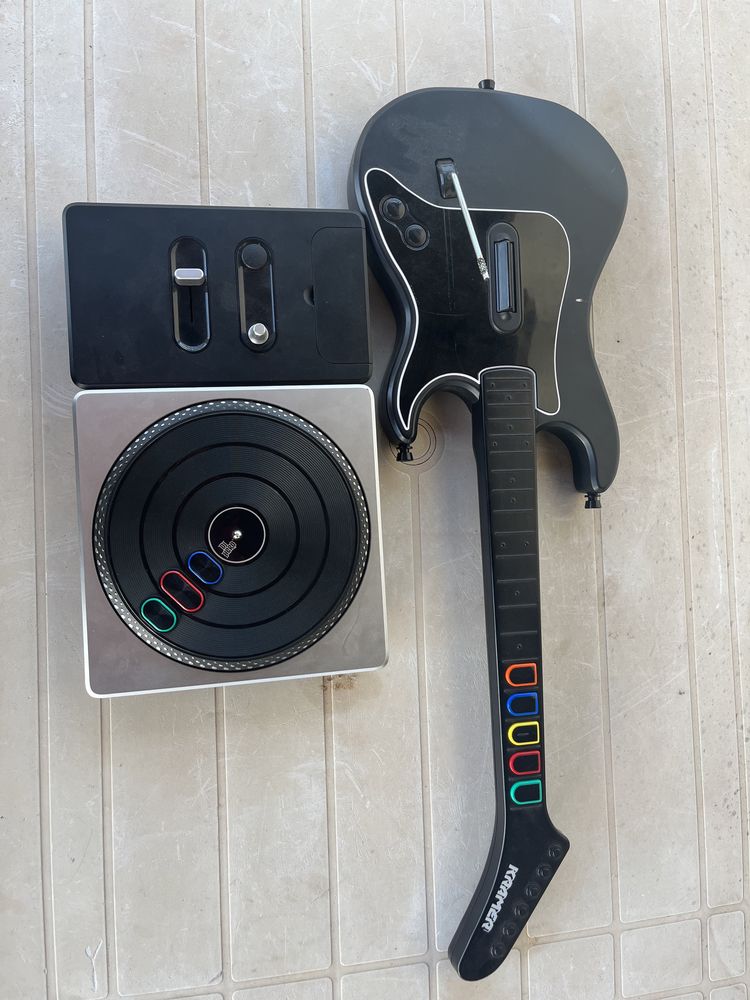 2 Ps2 usada com comandos,buzs,guitarra,mesa de dj e volante com pedais e 30 jogos