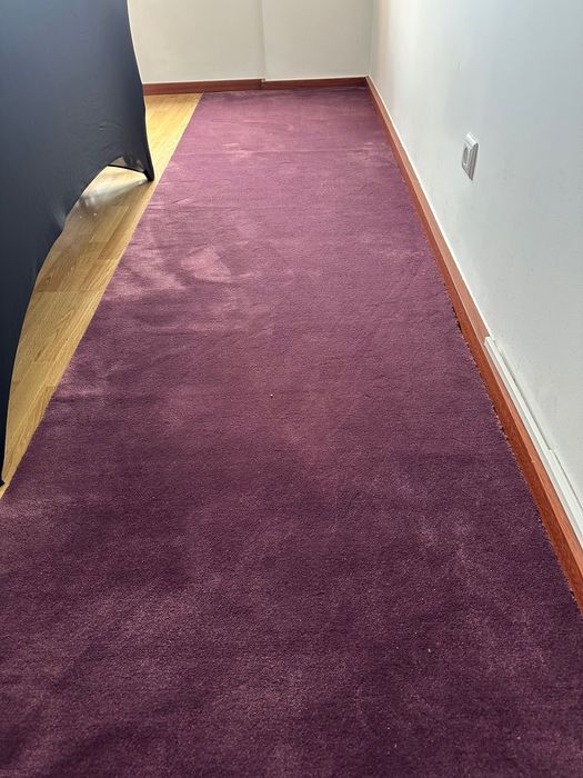 Tapete alcatifa borgonha