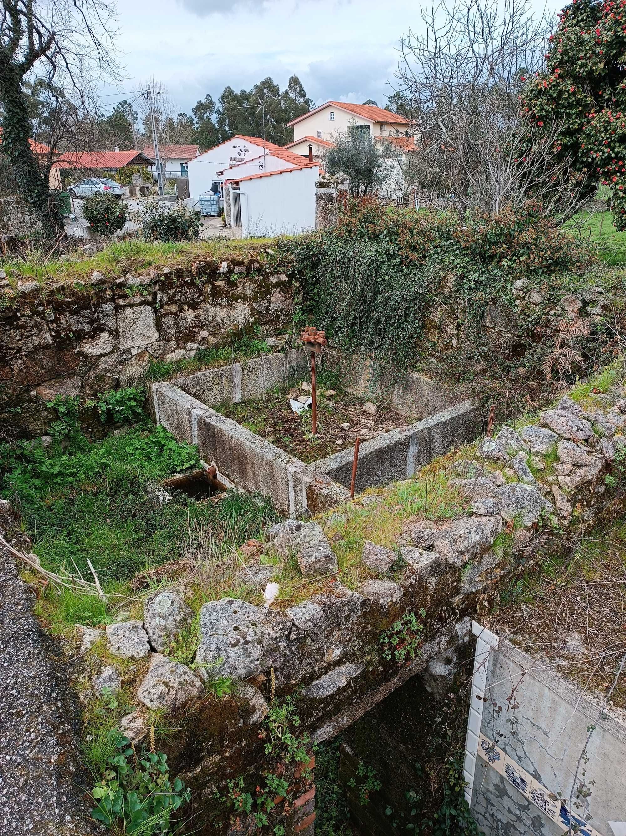 Terreno em Viseu para construção com 2 casas em ruina