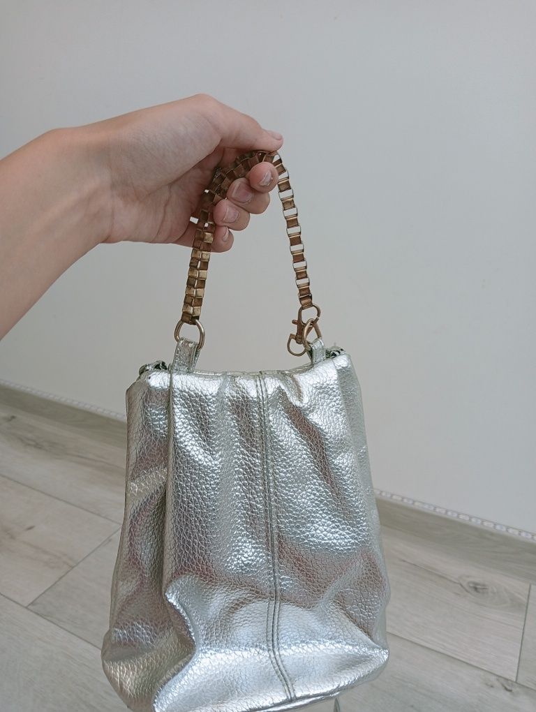 Класна срібна сумка