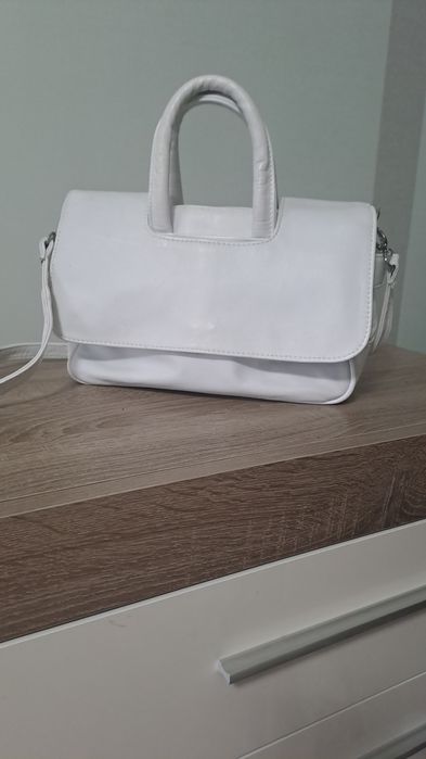 Продам белую сумочку.