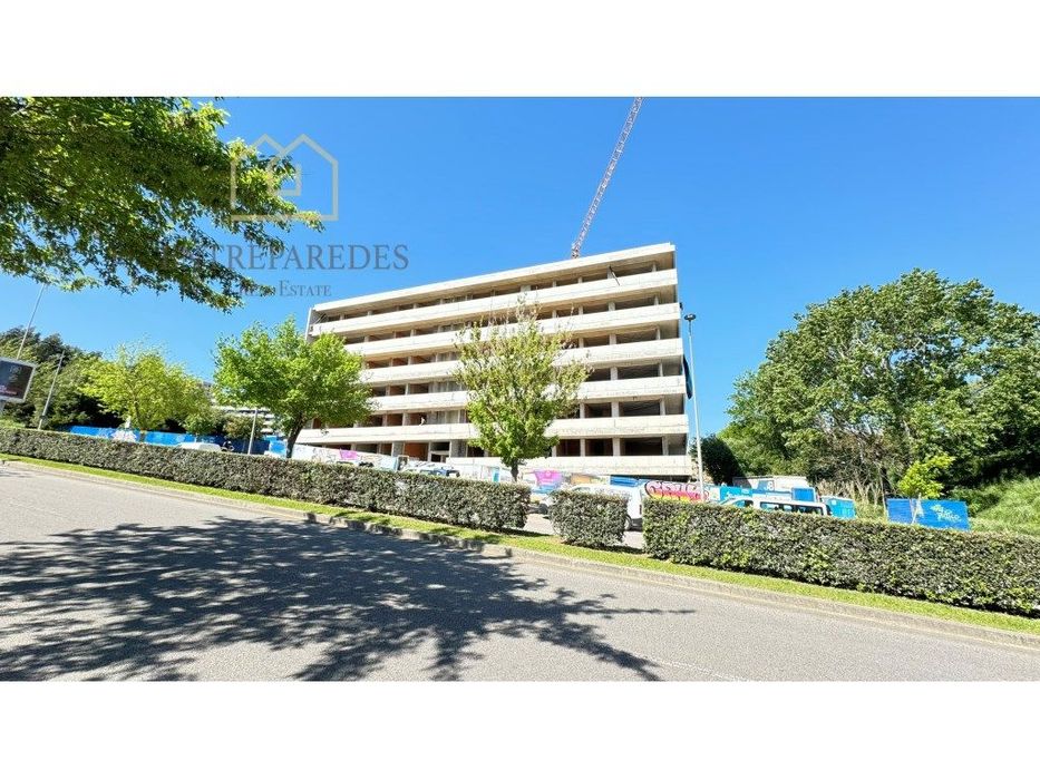 Apartamento T3 com varanda e garagem para comprar em Mafamude - Vil...