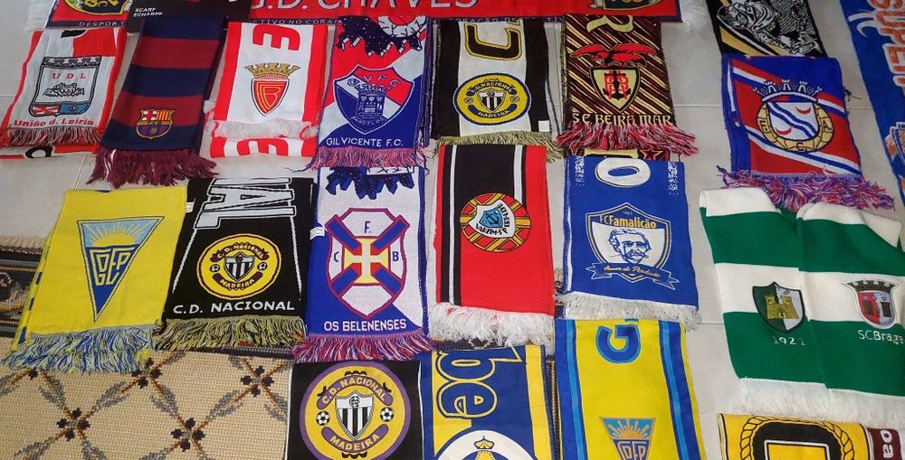 variados cachecois de varios clubes