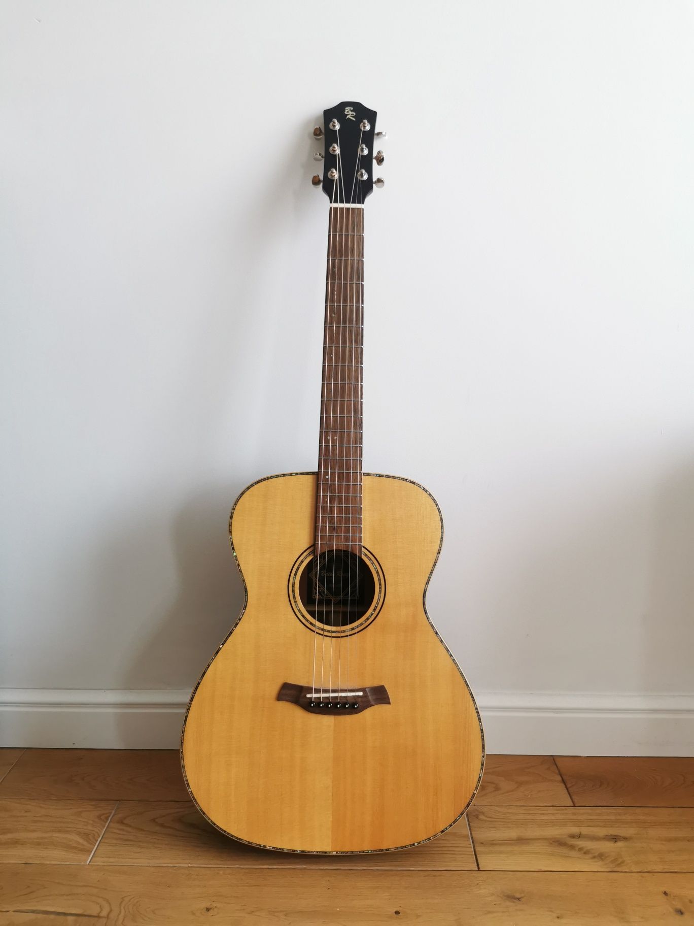 Gitara + hard case BATON ROUGE  X81S/OM + Tonttrager
