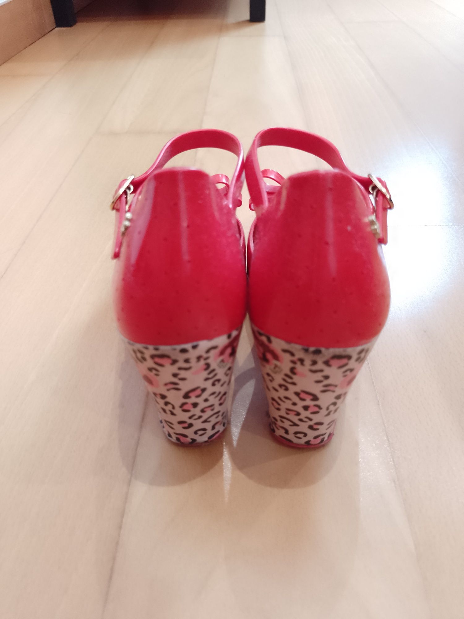 Sapatos vermelhos de plataforma