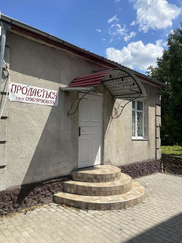 Продаж приміщення та земельної ділянки в центрі смт. Білогіря